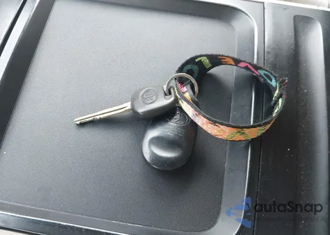 2011 Toyota Sienna Le V6 z USA, uszkodzony, nr VIN 5TDKK3DC5BS036646